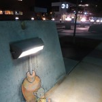 street art une petite souris lis un livre dans la nuit sous un lampadaire trompe-l'oeil