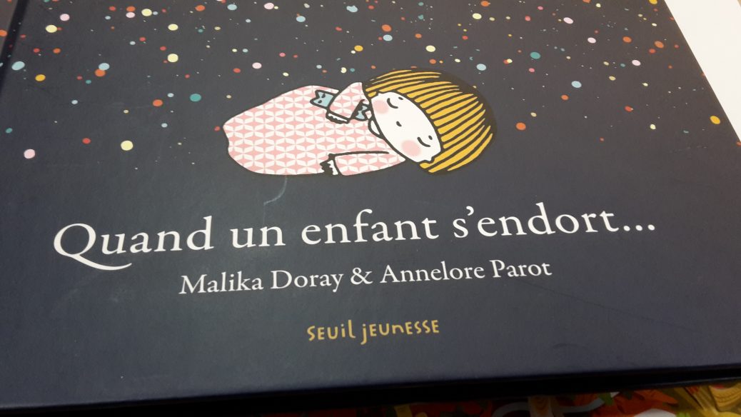 La couverture du livre Quand un enfant s'endort montre une petite fille dans son sommeil avec son doudou sous le bras droit