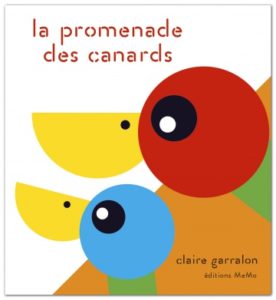 La couverture du livre représente deux têtes de canards, un grand, un petit, colorés en aplat et géométriques