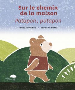 La couverture du livre montre un petit ours en train de marcher, patapon, patapon