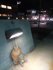 Street Art : une petite souris lit un livre dans la nuit sous un lampadaire trompe-l'oeil